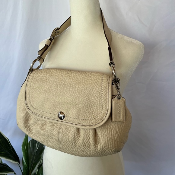 No longer available- COACH HANDBAG CREAM COLOR - Picture 15 of 16